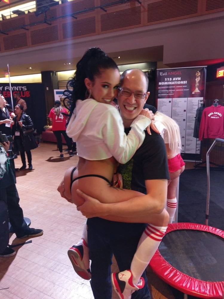 Megan Rain deja que la toquen toda