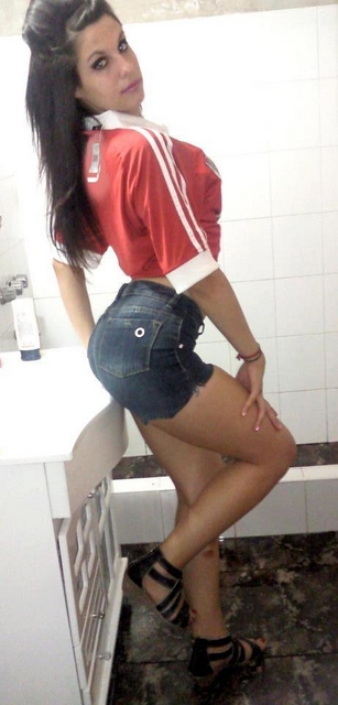 foto de una morocha sexy usando short de jeans
