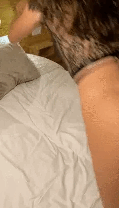 puta desnuda muestra su culo en la cama