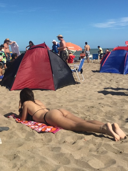 chica argentina en la playa, ella tiene el mejor culo