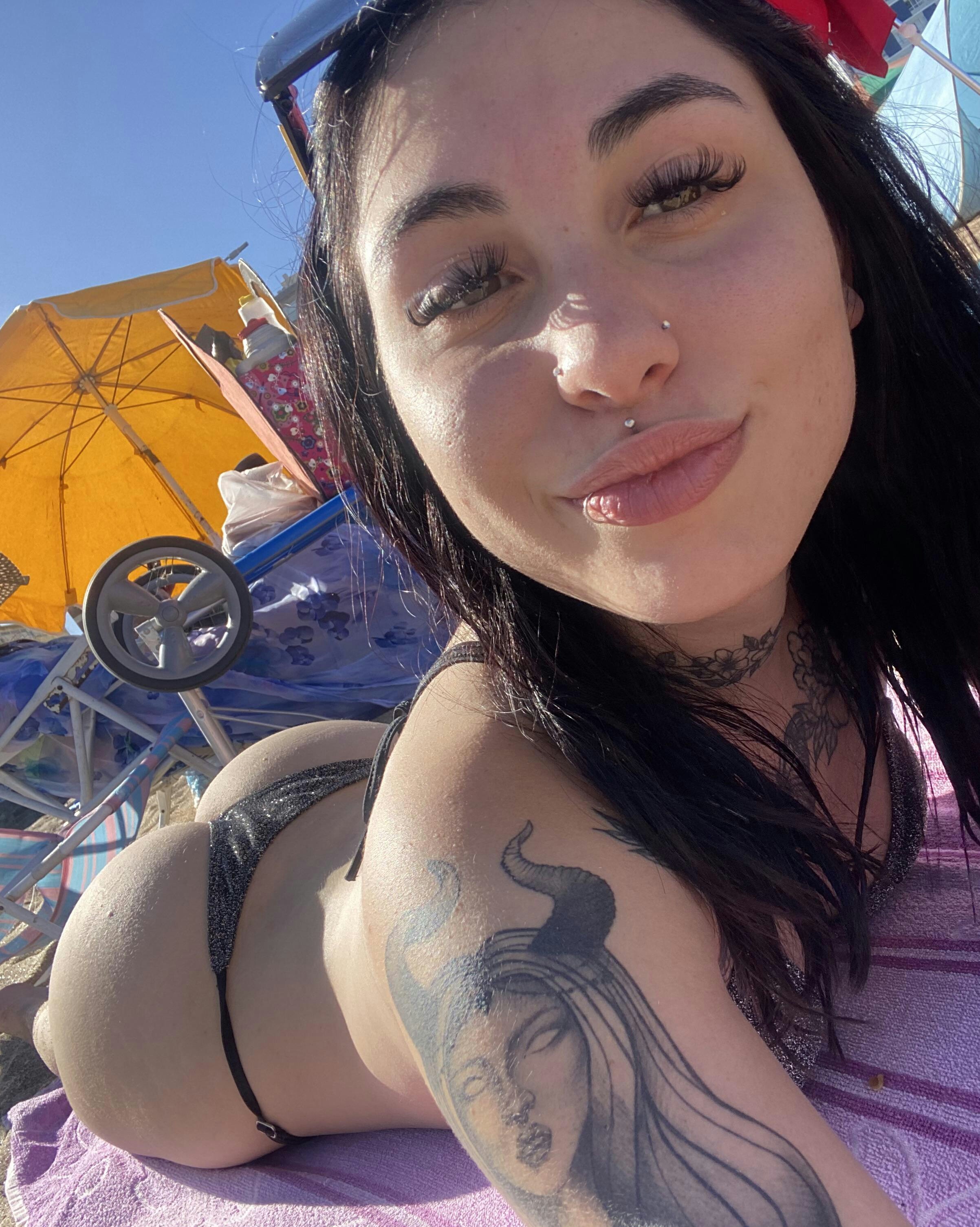 chica sexy se toma una foto mostrando su culo espectacular en la playa